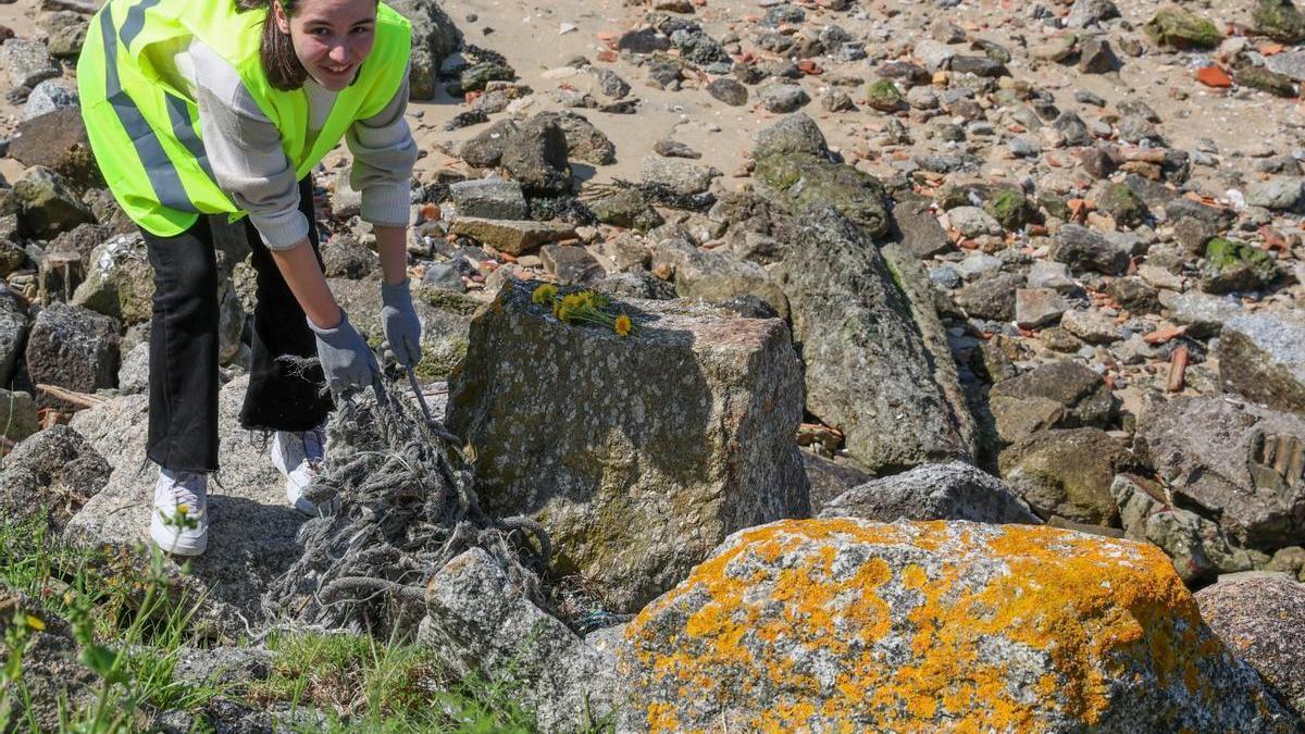 Una joven en una limpieza de playas en Arousa.