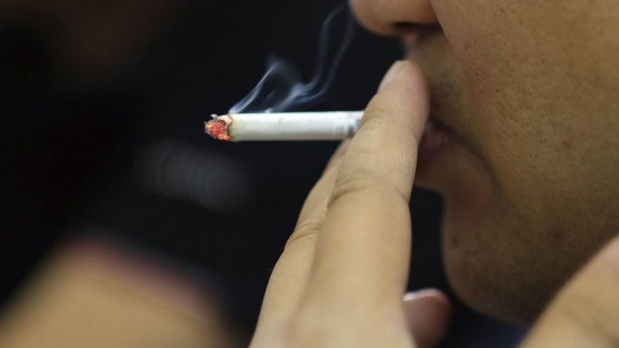 Un hombre se fuma un cigarrillo. |  // EFE