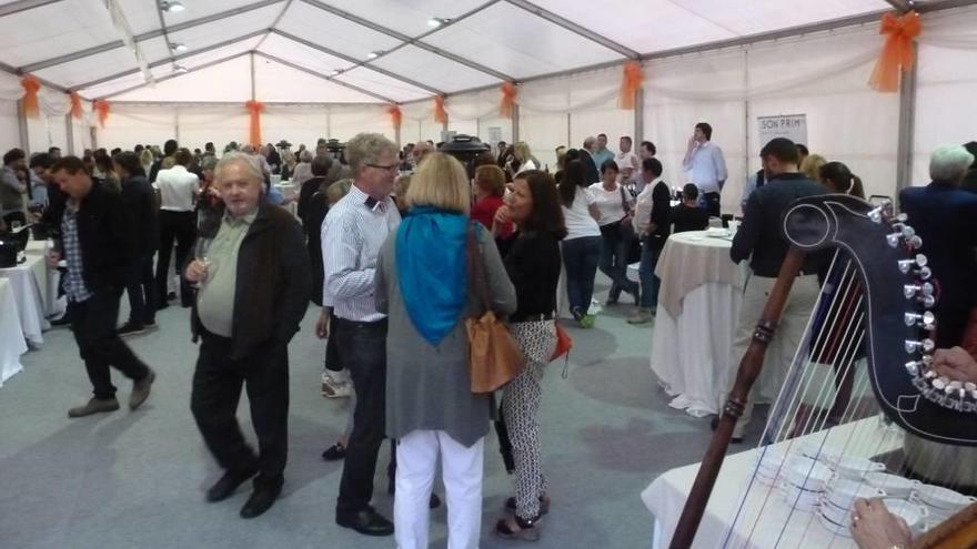 Inaugurada la muestra &#039;Los amigos del vino por la vida&#039; en el Hotel El Coto