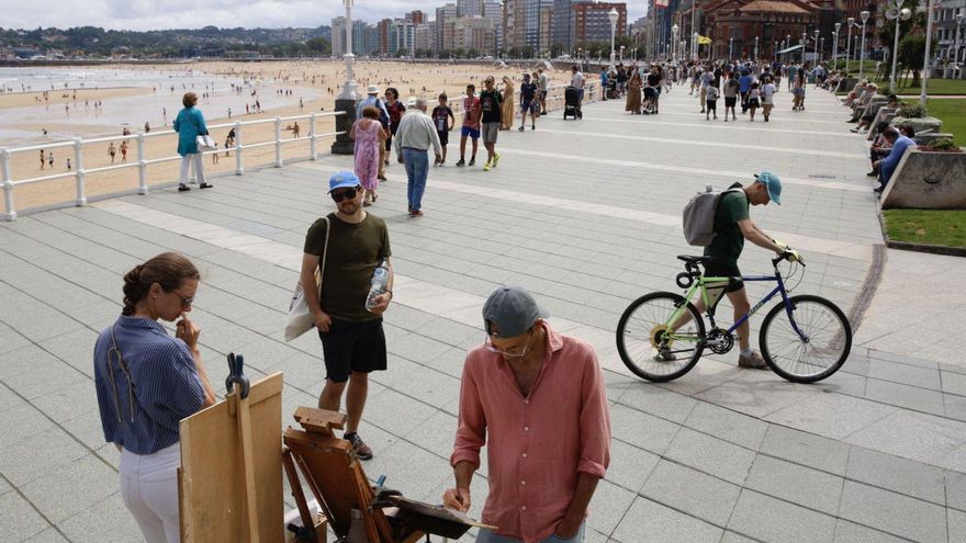 Ambiente ayer por la mañana en el paseo del Muro. | JUAN PLAZA