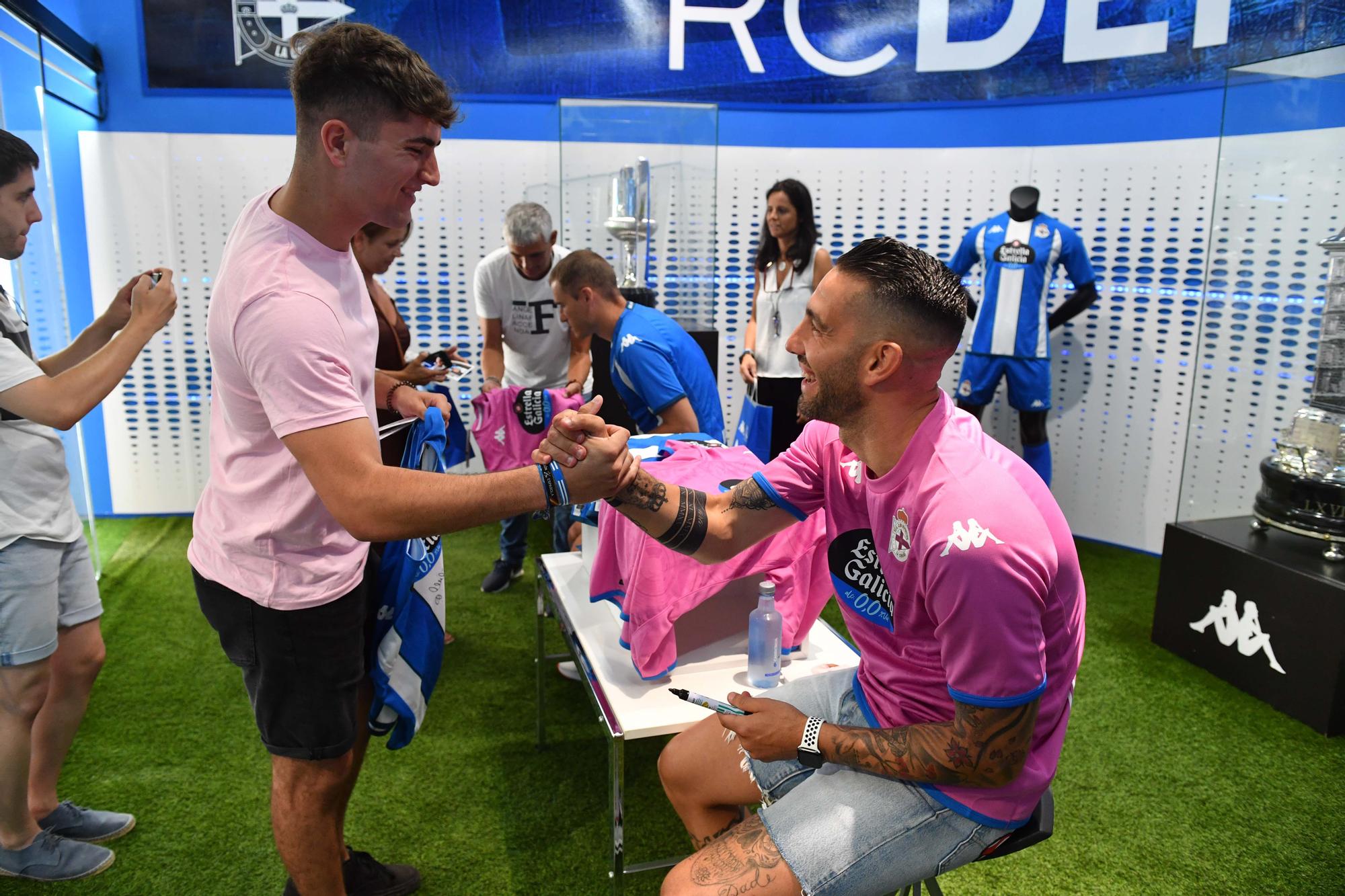 Los capitanes firman las nuevas camisetas del Deportivo