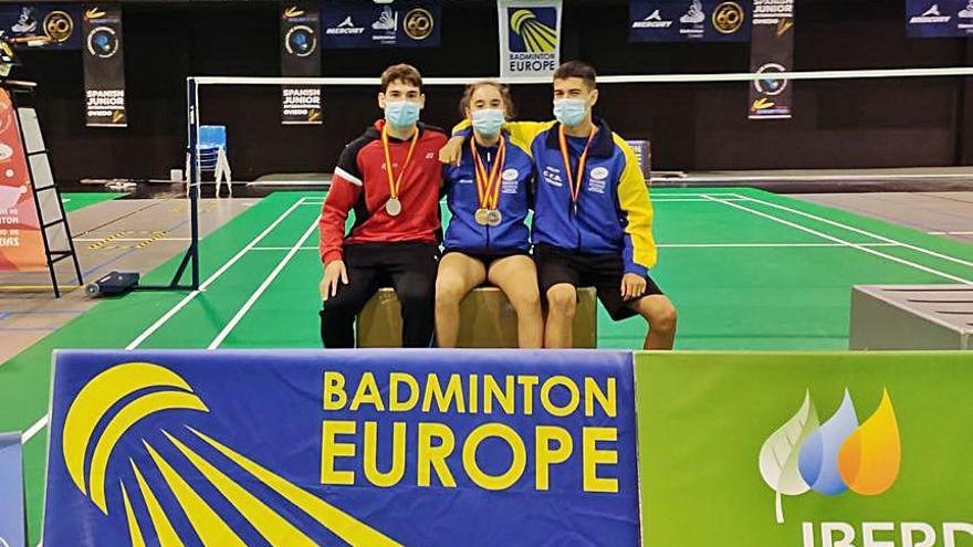 Pelayo Lucas Pinto, Laura Álvarez y Adrián Álvarez, con sus medallas.