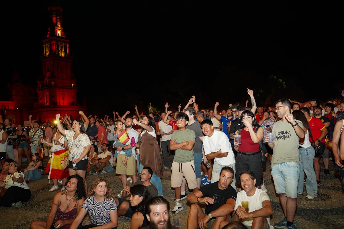 Así se vivió la semifinal entre España y Francia en la Plaza de España en imágenes Así se vivió la semifinal entre España y Francia en la Plaza de España en imágenes