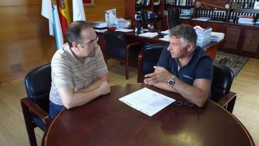 Un momento de la reunión entre Santiago Carballo y Manuel Cuíña.