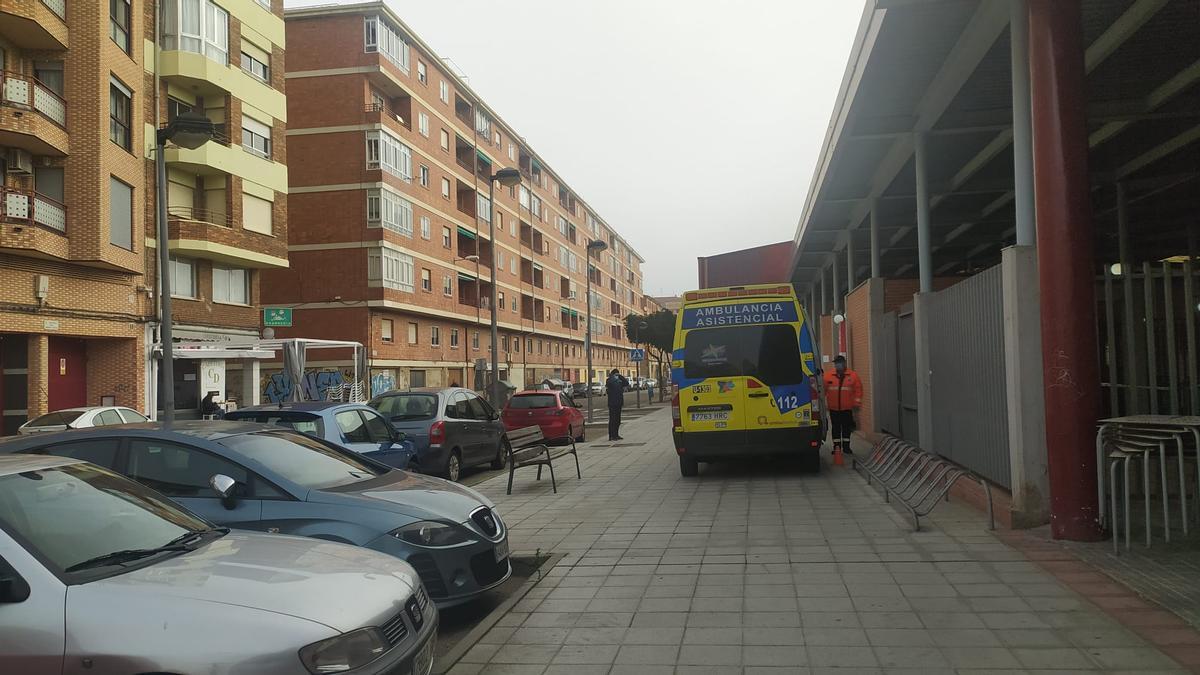 Ambulancia donde se realizan las pruebas, junto a la Ciudad Deportiva de Zamora.