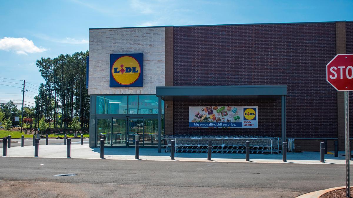 Mañana se esperan colas kilométricas en Lidl para conseguir la mesita auxiliar de terraza más barata del mercado: por 17,99 euros y patas de madera