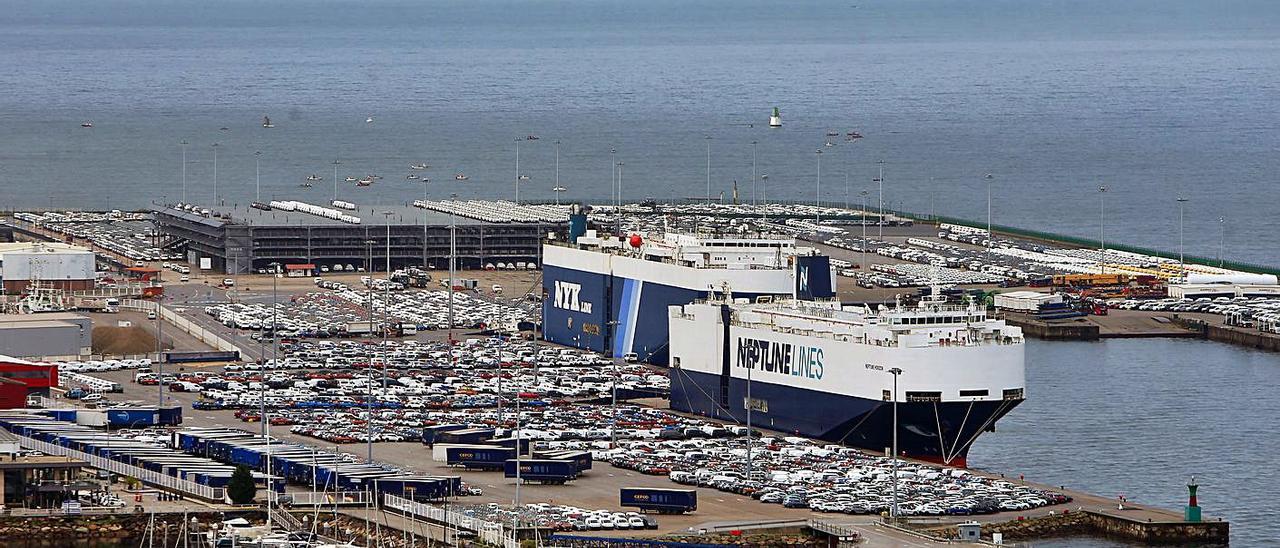 La terminal de Bouzas se ampliaría hacia el mar. |   // MARTA G. BREA