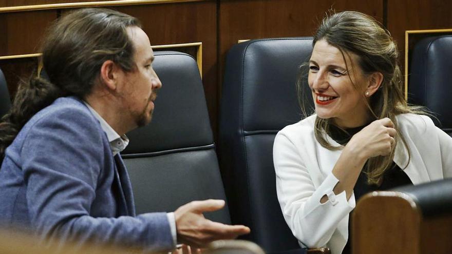 Pablo Iglesias parla amb Yolanda Díaz, que serà la seva substituta, en una fotografia d&#039;arxiu.