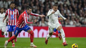 08/02/2025 Kylian Mbappe of Real Madrid and Jose Maria Gimenez of Atletico de Madrid in action during the Spanish League, LaLiga EA Sports, football match played between Real Madrid and Atletico de Madrid at Santiago Bernabeu stadium on February 8, 2025, in Madrid, Spain. DEPORTES Oscar J. Barroso / AFP7 / Europa Press