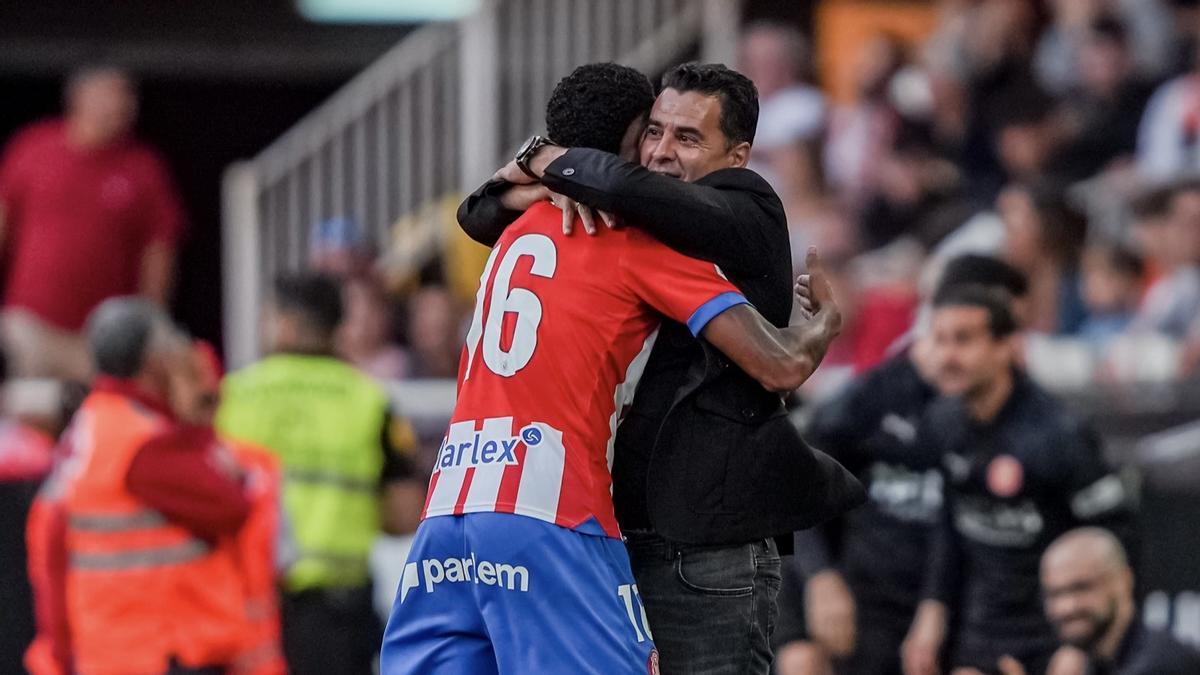 Savinho se abraza a Míchel en Mestalla tras marcarle un gol al Valencia.