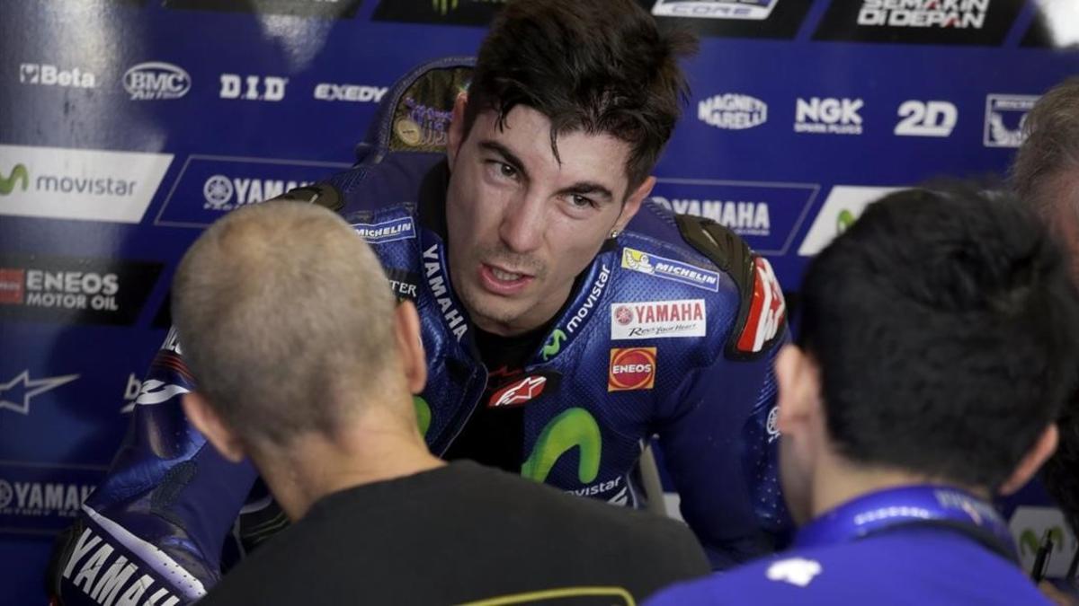 Maverick Viñales (Yamaha) habla con sus técnicos en su box de Austin (Texas, EEUU).