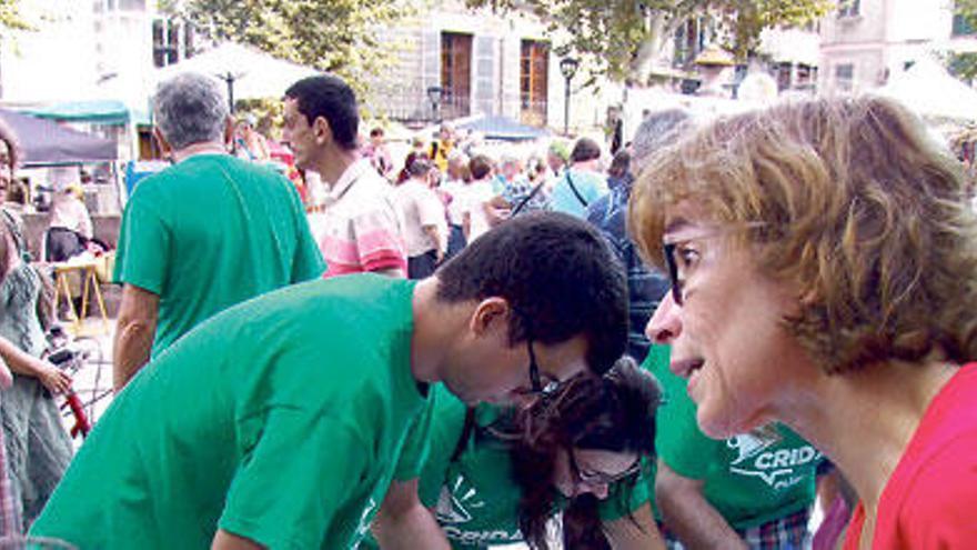 Mientras en Palma hacían pancartas, en Sóller ayer captaron entre la ciudadanía 1.073 euros contra el TIL.