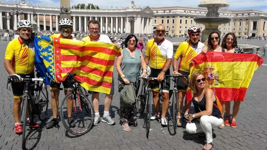 La bendición del papa Francisco a cinco festeros de Guadassuar que llegaron a Roma en bicicleta