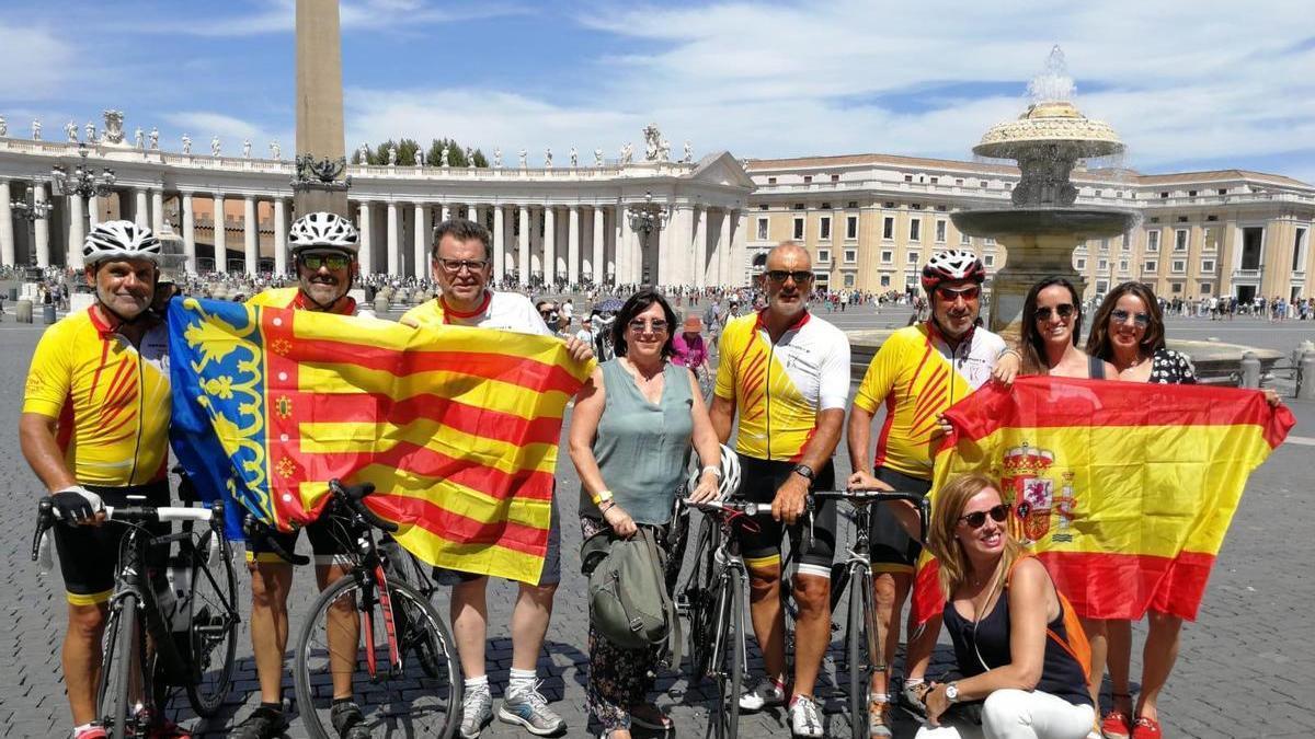 La bendición del papa Francisco a cinco festeros de Guadassuar que llegaron a Roma en bicicleta
