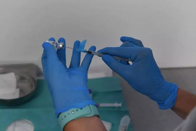 ¿Un solo pinchazo para vacunarse de gripe y covid mejor que dos? Cientos de vecinos de A Coruña, citados para comprobarlo
