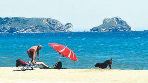 Un hombre y su perro en una playa de la Costa Brava