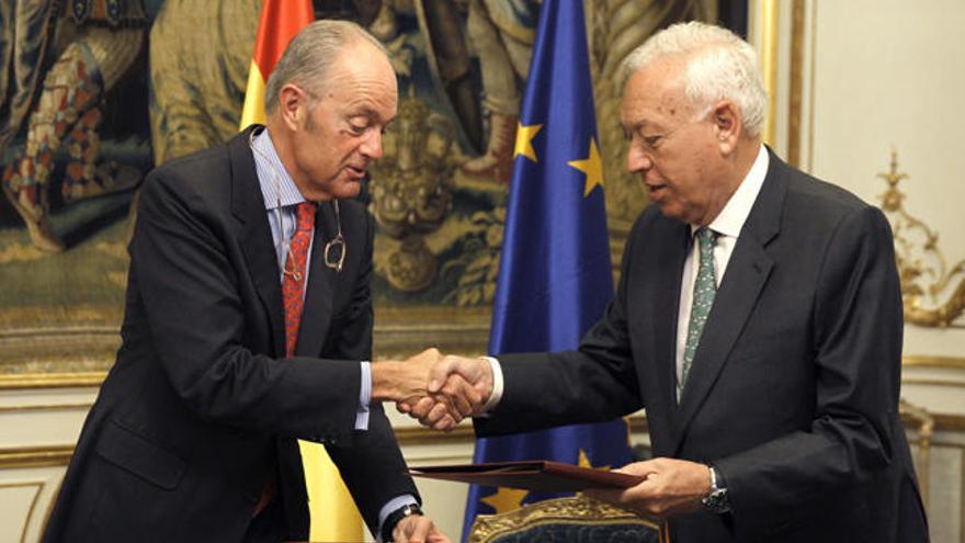 García-Margallo (d), y el presidente de Adif, Gonzalo Ferre Moltó, en la firma del convenio