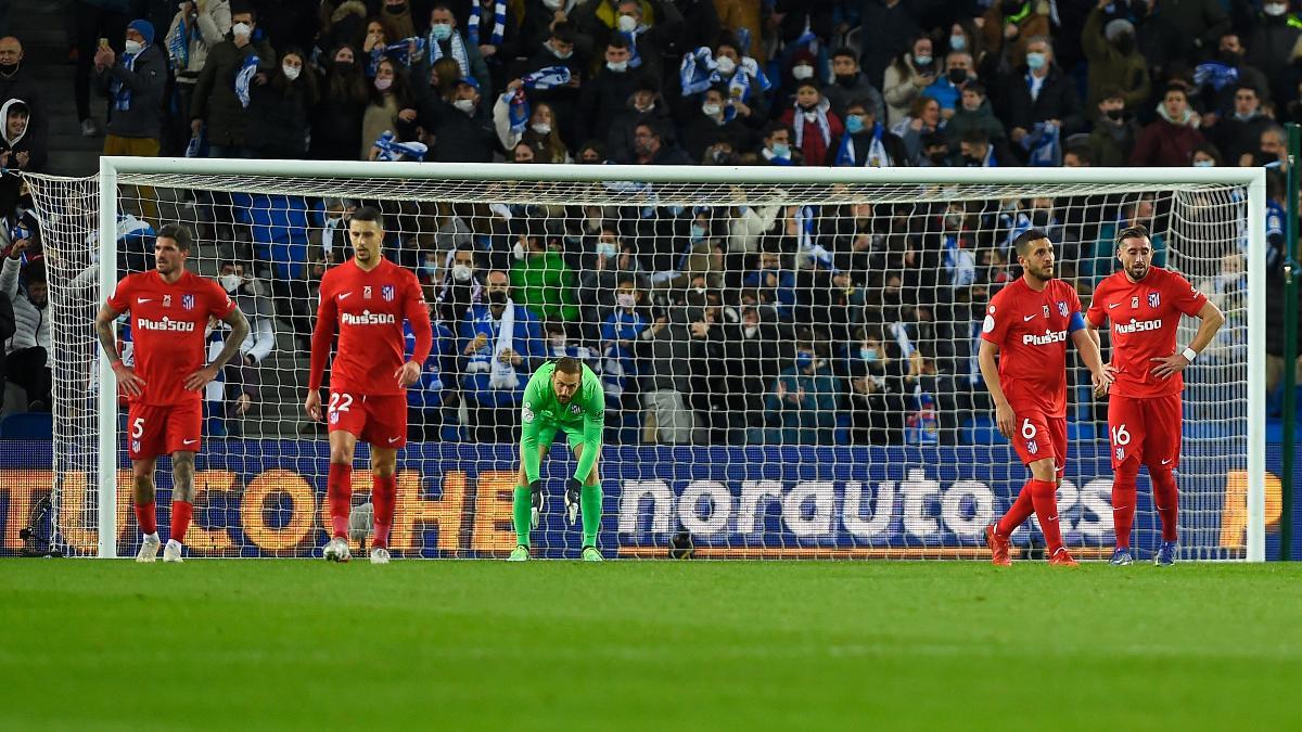 Los futbolistas del Atlético, tras el gol de la Real Sociedad en la Copa del Rey