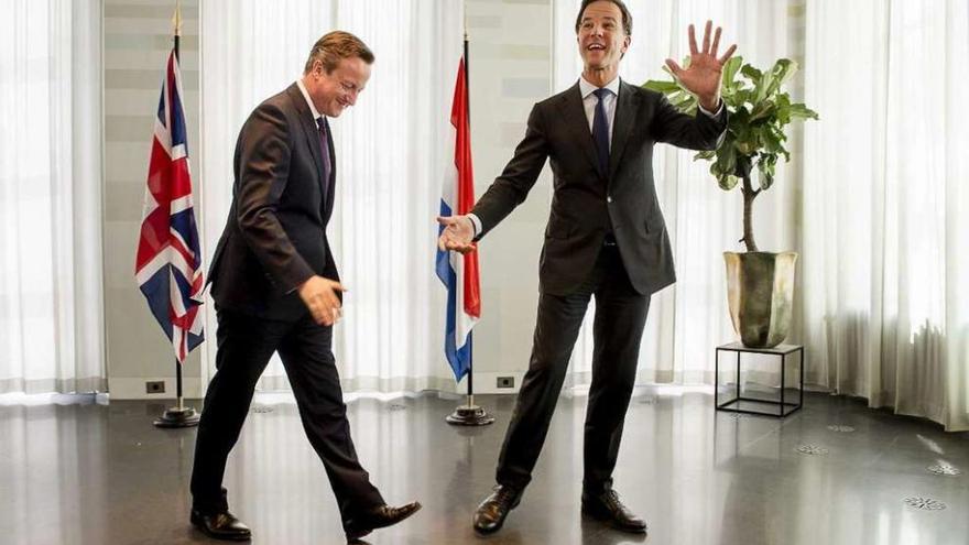 Rutte (a la derecha) recibe a Cameron en su residencia oficial de La Haya. // Efe