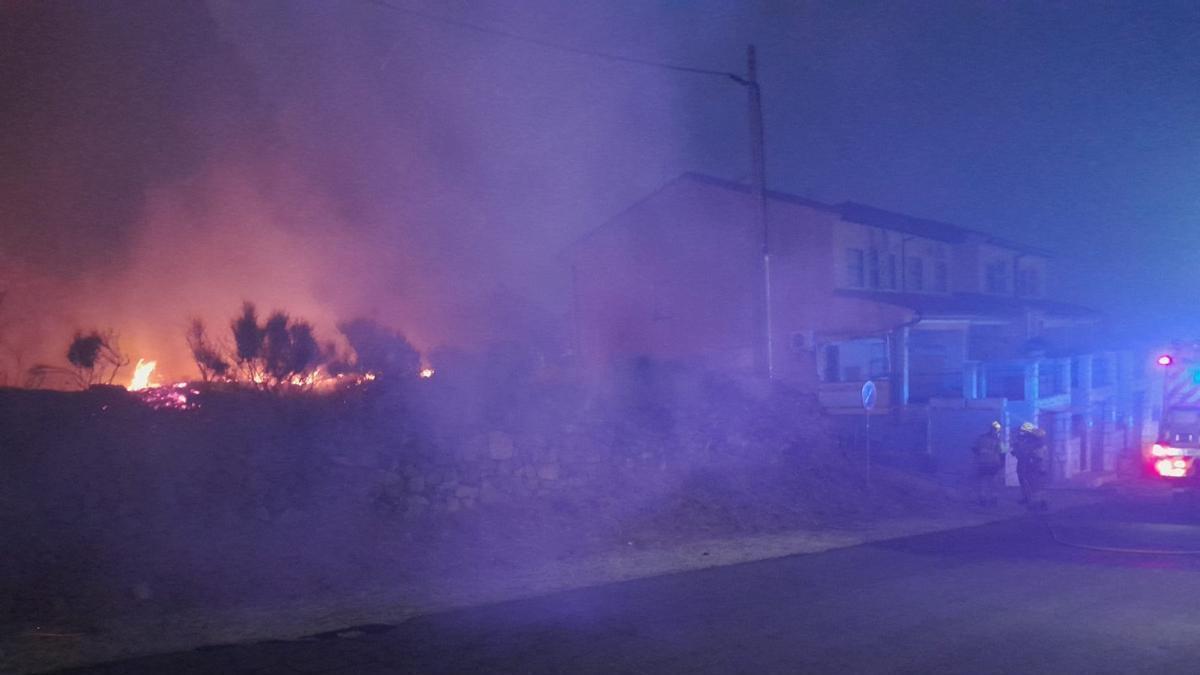 Video | Bomberos de la Diputación de Cáceres, en las labores de extinción en Ávila