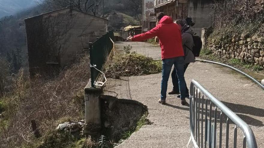 Vecinos de Les Cuestes, en Ciaño, sufren un argayu desde hace 15 meses