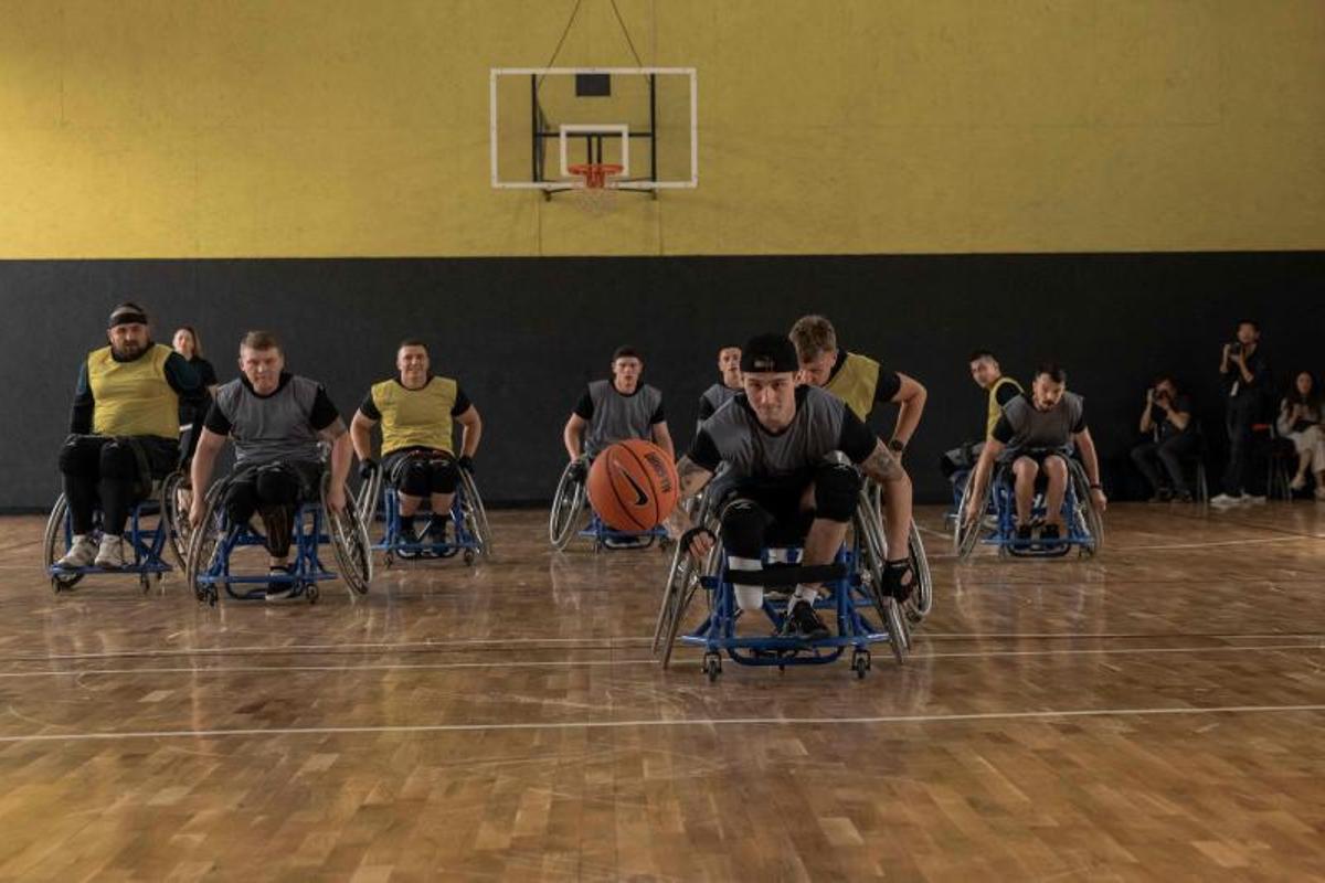 Ex-soldados ucranianos heridos, se recuperan jugando a baloncesto en silla de ruedas