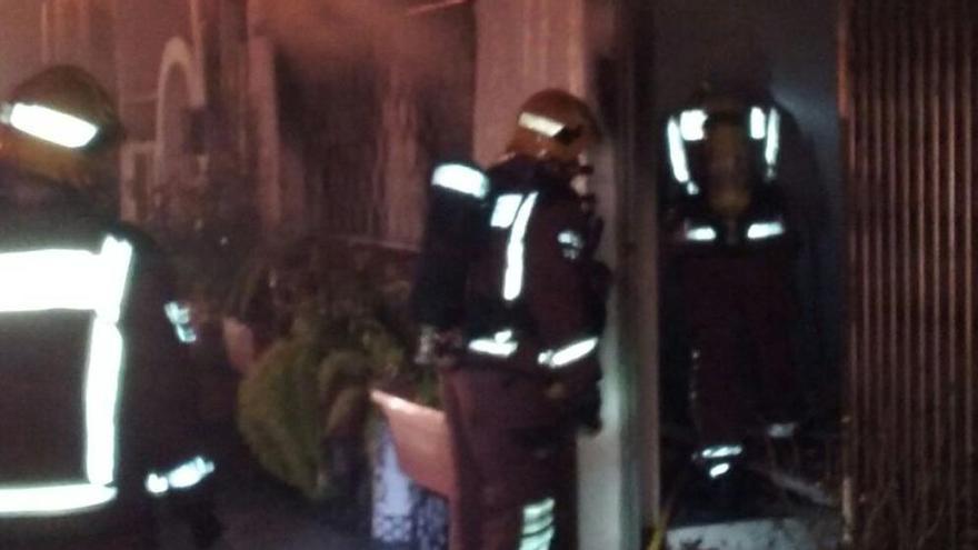 Els Bombers treballant a la planta baixa de la casa