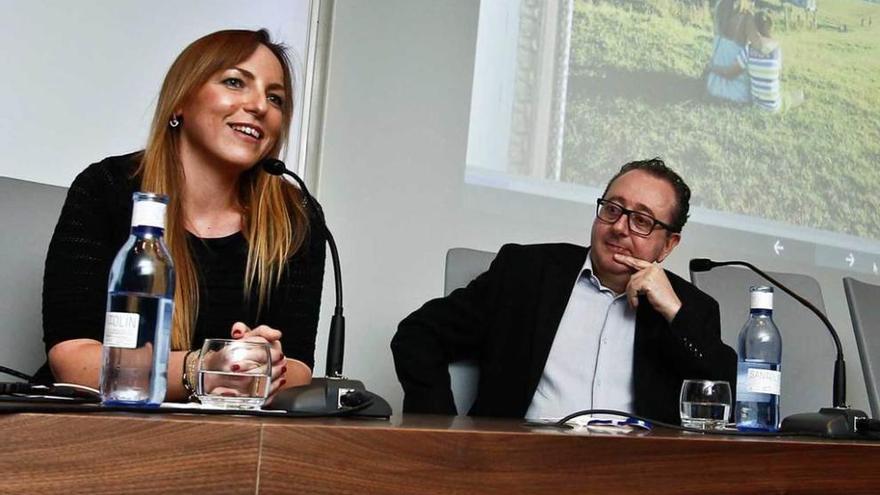 Lucía Galán y Javier Cuervo, ayer, en el Club Prensa Asturiana.