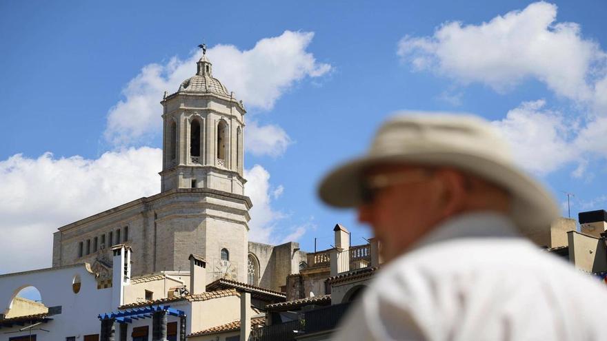 El campanar de la Catedral de Girona marca les hores amb dos tocs menys