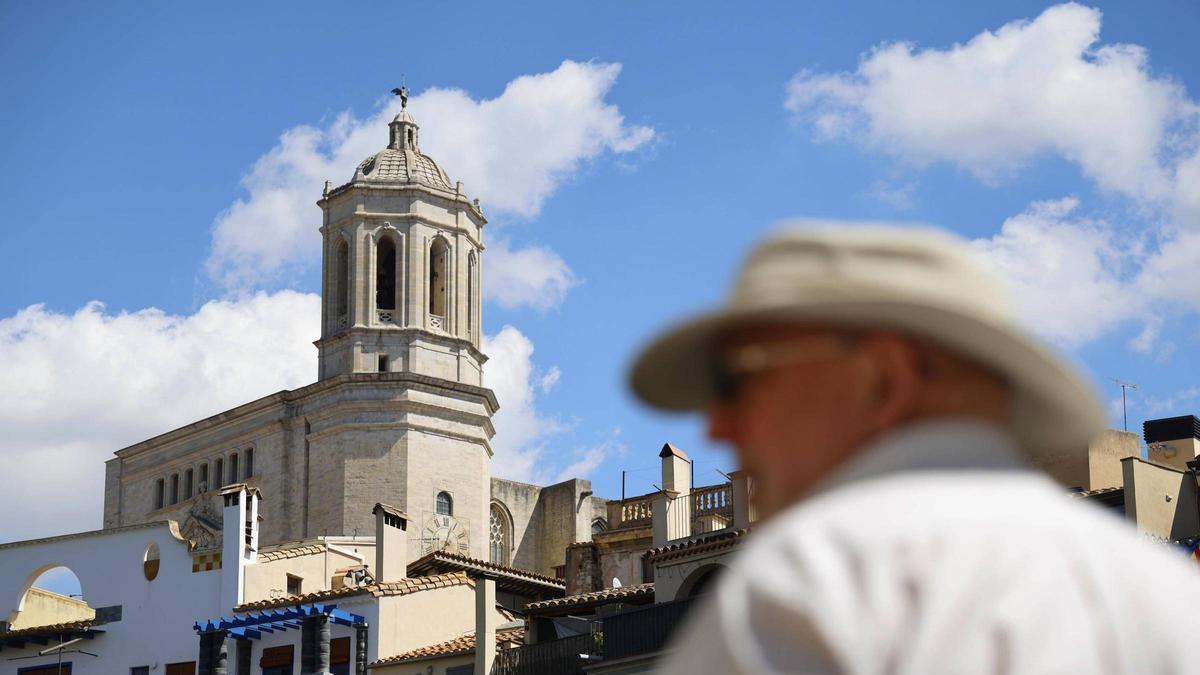 El campanar de la Catedral de Girona, al fons