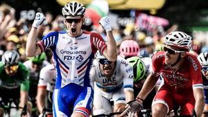 lainz44453505 topshot   france s arnaud demare  l  celebrates as he crosse180726181032