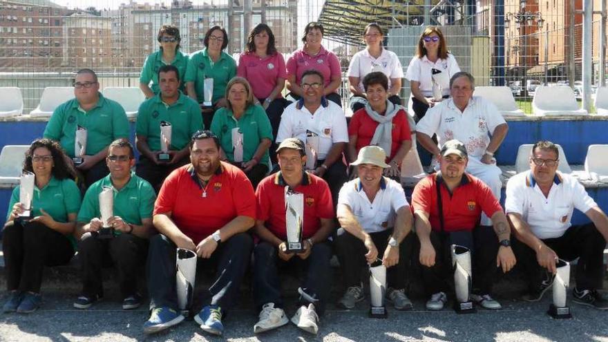 Todos los premiados en el torneo de petanca &quot;Ciudad de Oviedo&quot;.