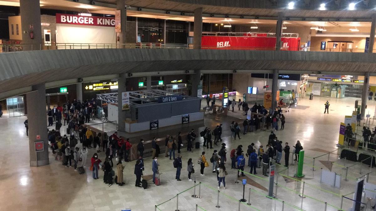 Colas en el aeropuerto de Los Rodeos.