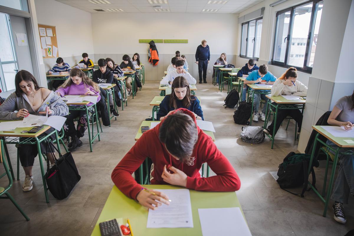 Grupo de alumnos que testaron la nueva selectividad en un instituto de Gijón