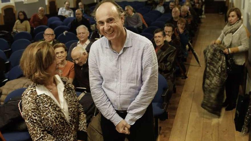 Juan Manuel Rodríguez Parrondo, junto a la directora del Instituto Jovellanos, Milagros Madiedo, poco antes de la conferencia.