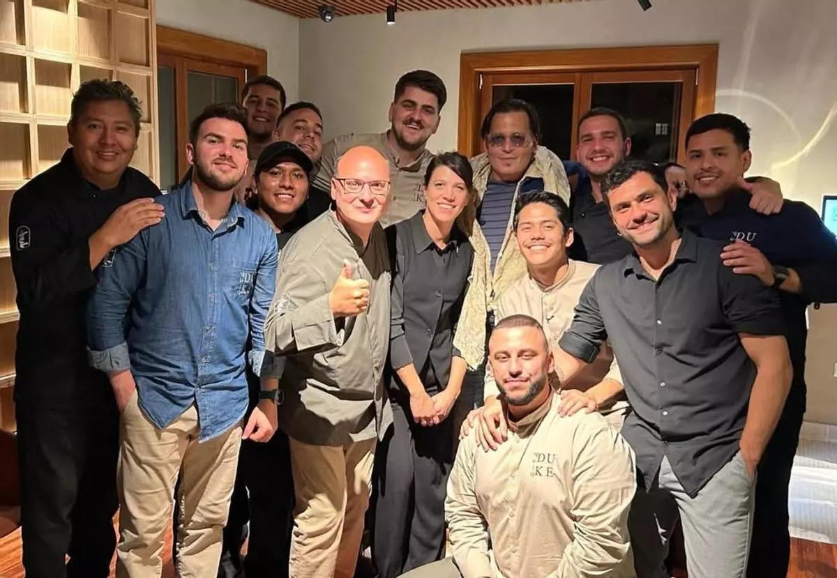 Johnny Depp junto al equipo de Duke Restaurant