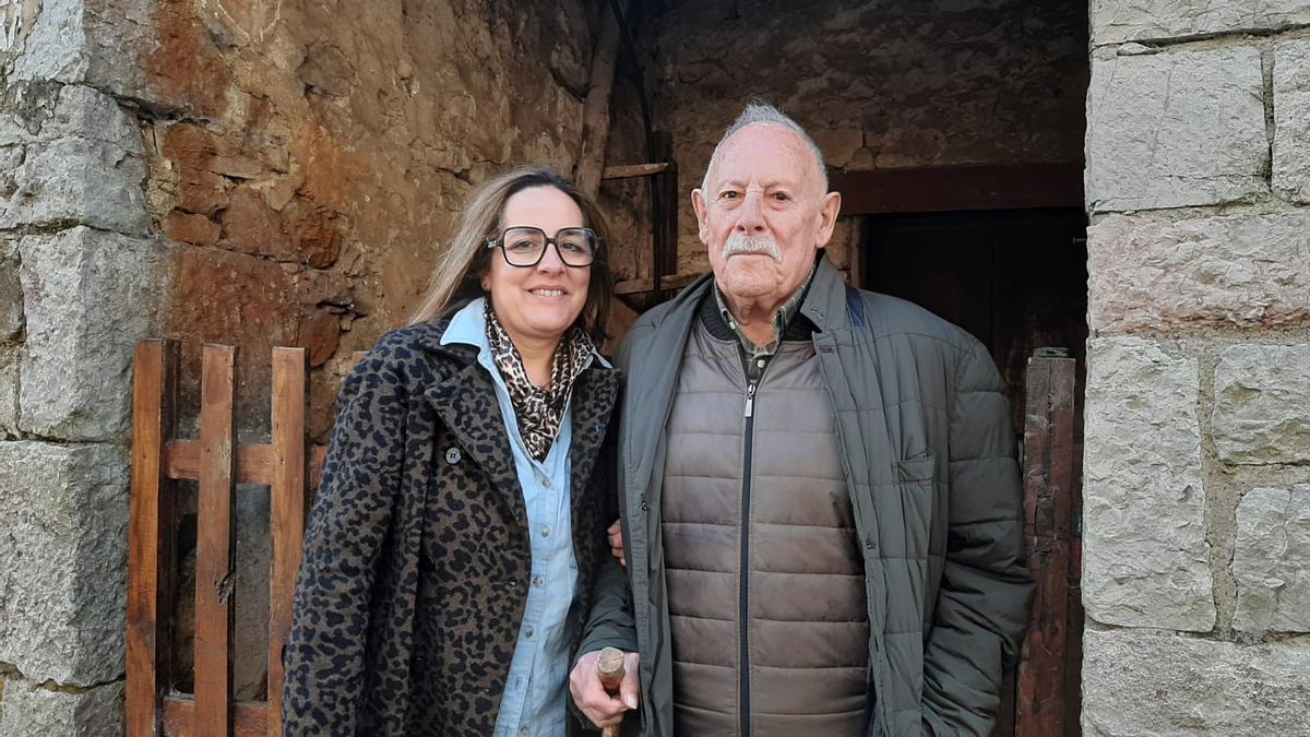 Noelia Pérez y José Avelino Pérez, bisnieta y nieto de «Pascua la de Ca Mariano», ante la casa en la que nació la panderetera, en Vendón.