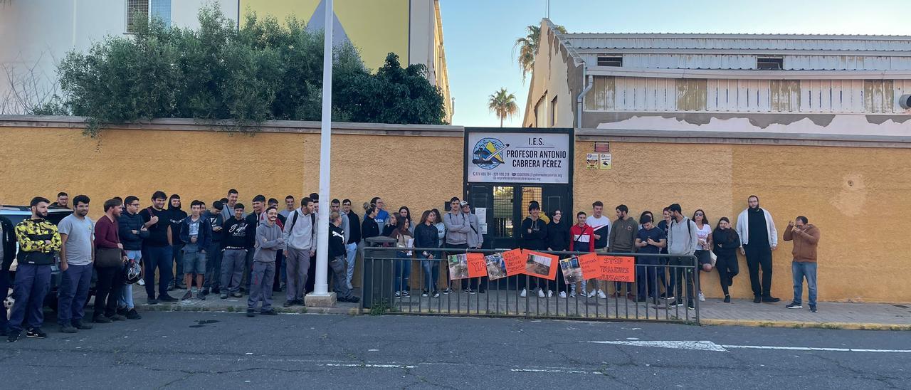 Alumnos del instituto Profesor Antonio Cabrera Pérez durante la manifestación en la puerta del centro