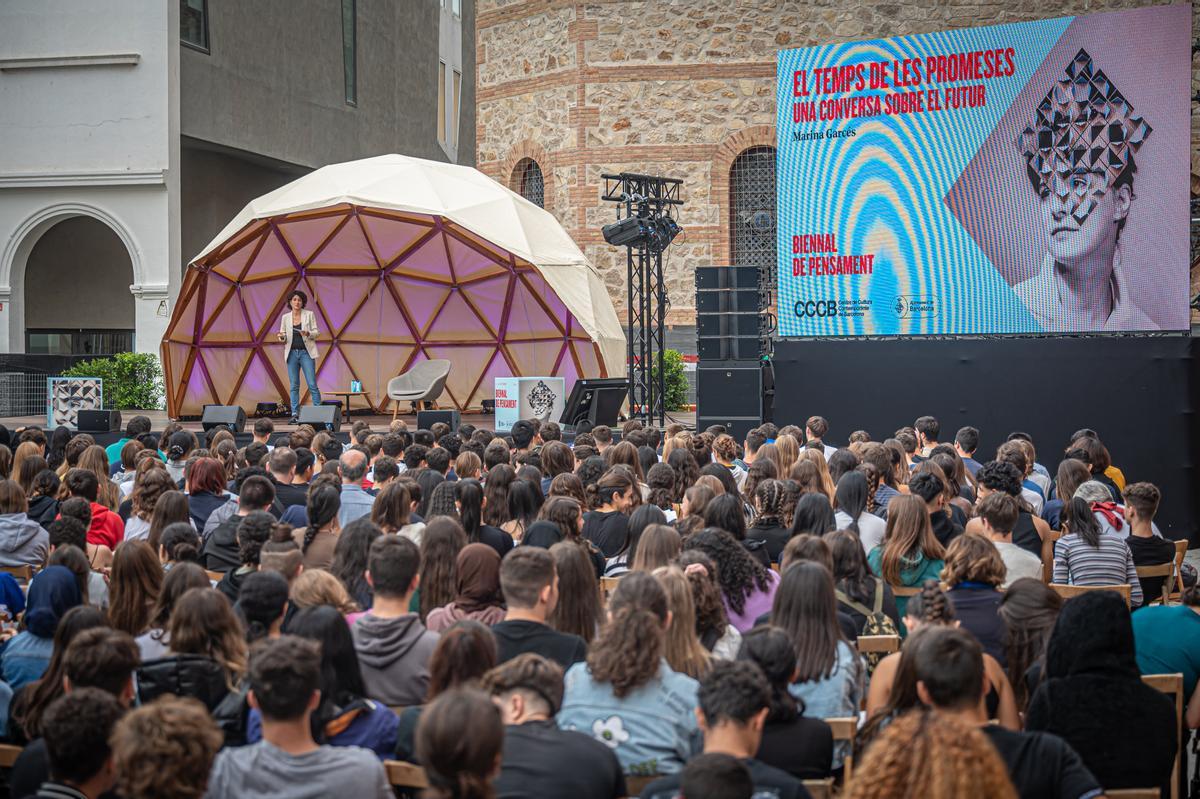 Encuentro entre la filósofa Marina Garcés y varios grupos de secundaria, en el marco de la Bienal de Pensamiento