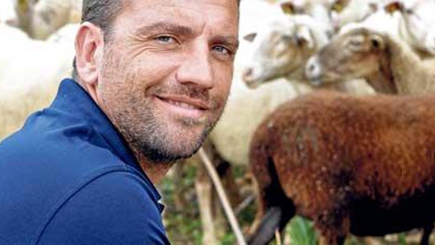 Hat den Model-Blick auf Anhieb drauf: Jaume Coll mit einigen seiner 300 Schafe. Auch um etwa 150 Hühner kümmert er sich auf seinem Hof bei Alaró.