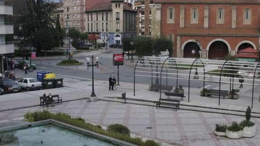 La plaza Merediz, en La Felguera, con la fuente en primer término.