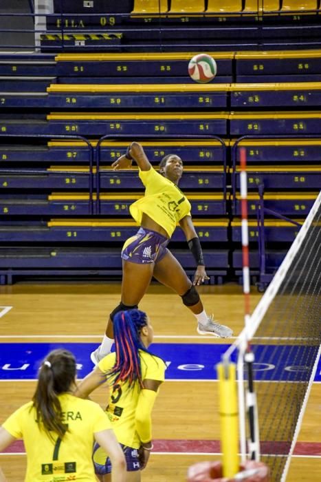 25-02-20 DEPORTES. CENTRO INSULAR DE LOS DEPORTES. LAS PALMAS DE GRAN CANARIA. Entrenamiento y foto de grupo del equipo femenino de volleyball IBSA 7 Palmas.    Fotos: Juan Castro.  | 25/02/2020 | Fotógrafo: Juan Carlos Castro