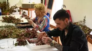El Corpus Christi de Pontevedra se reinventa con una 'lluvia' de flores desde los balcones