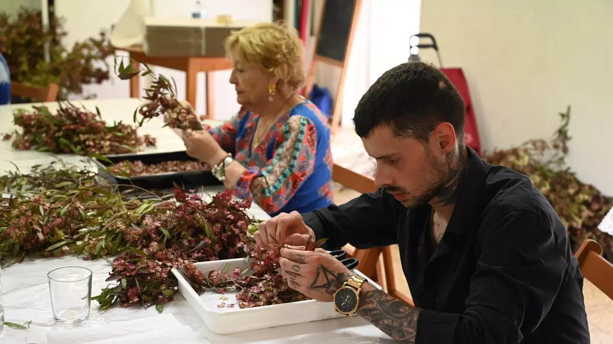 El Corpus Christi de Pontevedra se reinventa con una 'lluvia' de flores desde los balcones