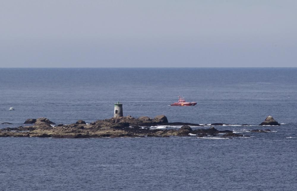 Amigos de Alexis Macía participantes en el rastreo localizaron el cadáver sobre la arena, cerca de la proa del pesquero hundido "Mar de Marín"