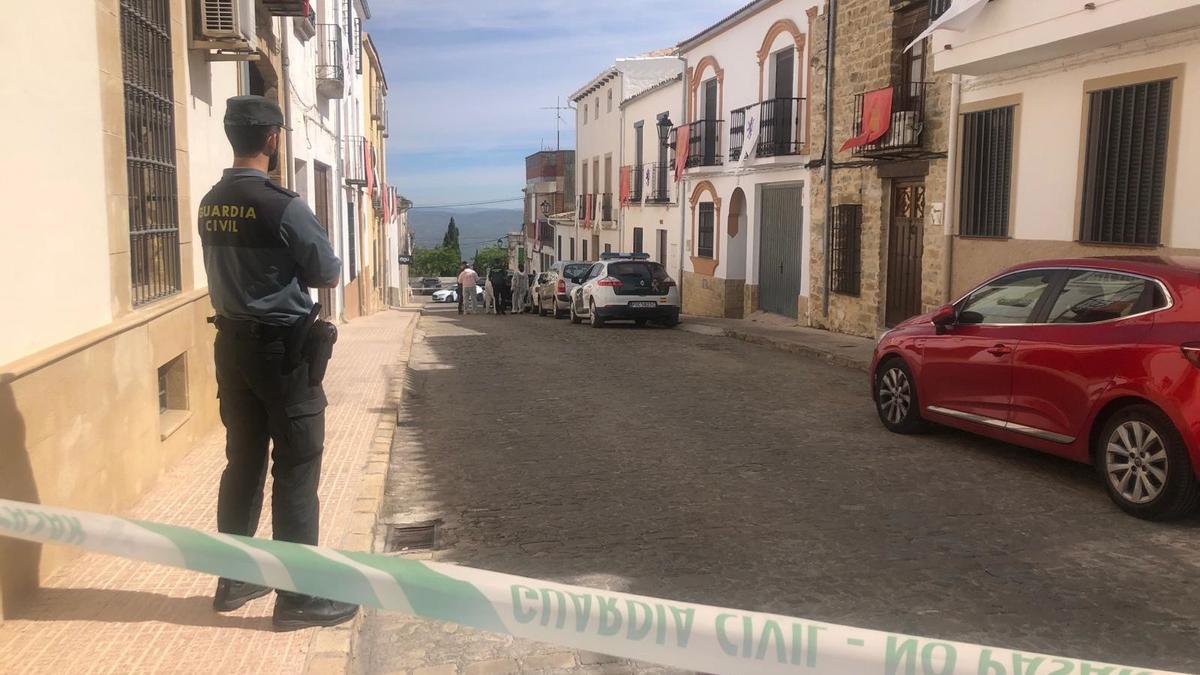 Cordón de la Guardia Civil en torno a la vivienda en la que fue localizado el cadáver.