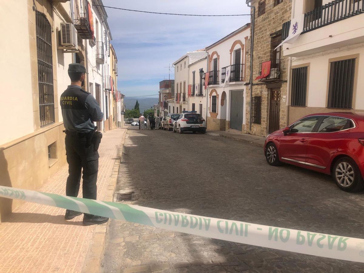 Cordón de la Guardia Civil en torno a la vivienda en la que fue localizado el cadáver.