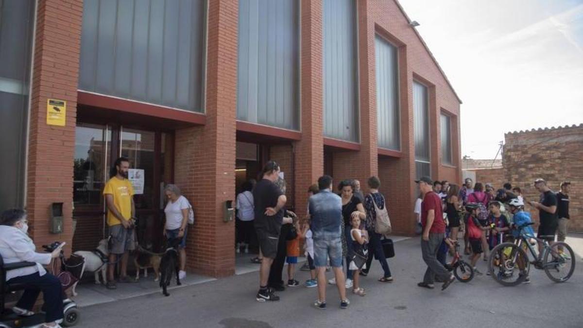 Un grup de veïns accedint a la sala Cal Llovet de Santpedor