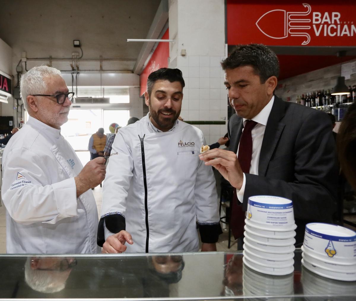 El presidente de los heladeros -izq- con Mazón y otro artesano