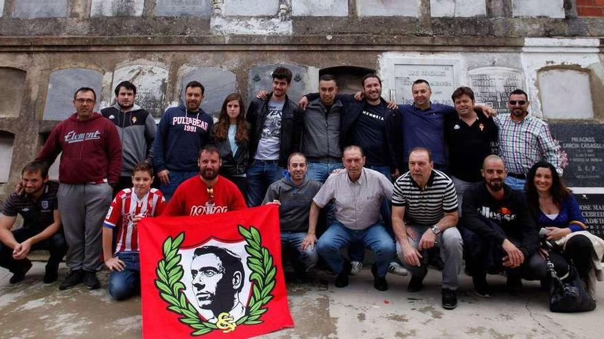 Miembros de la asociación &quot;Anselmo López&quot;, durante el homenaje que realizaron en el cementerio de Ceares al fundador del Sporting.